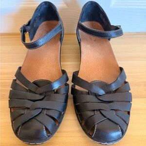 Clarks Women’s 8 Black Bendable Strappy Closed Toe Leather Sandals 60552